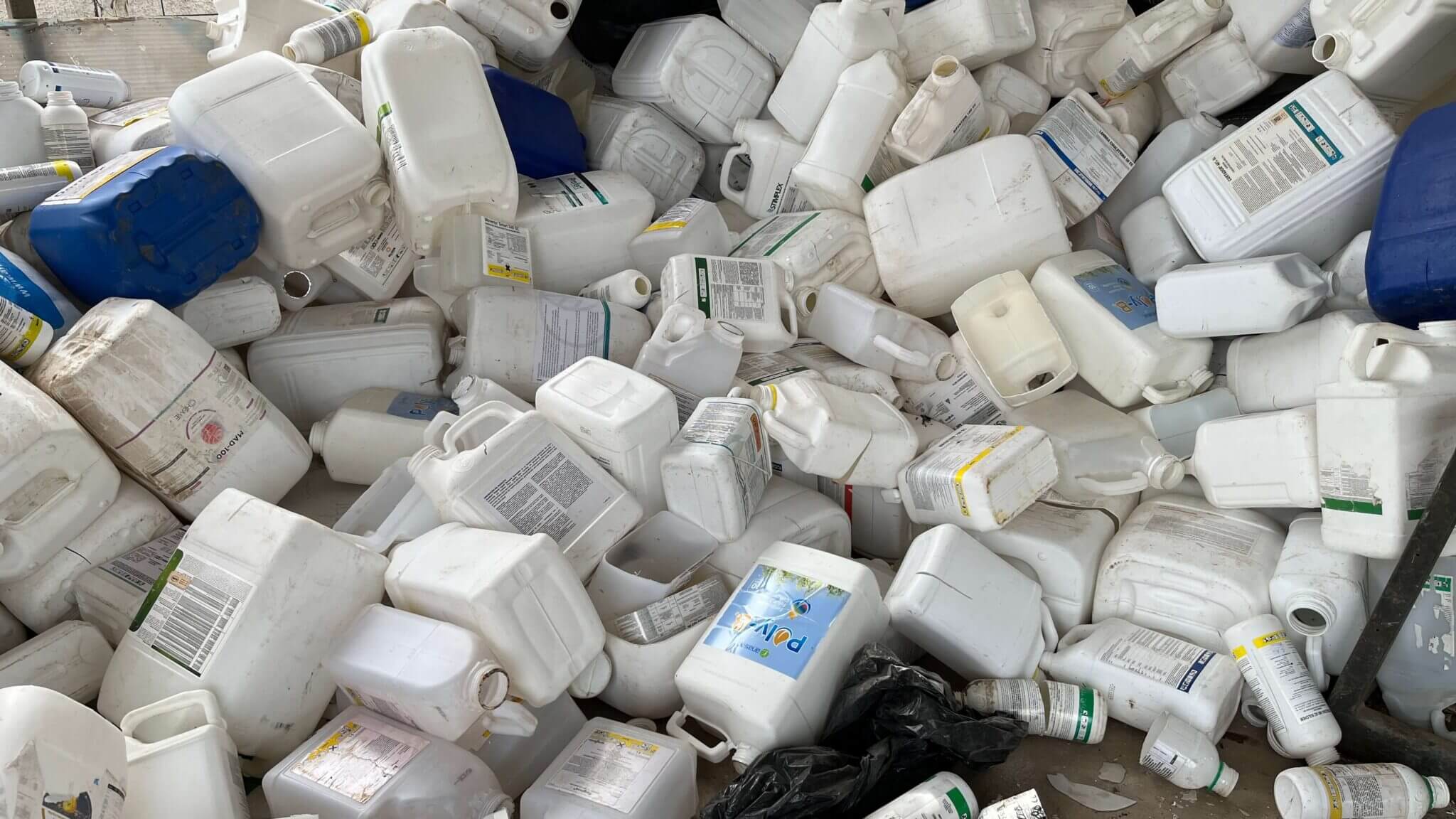 Foto de envases plásticos fitosanitarios en centros de recepción agrícola en O’Higgins